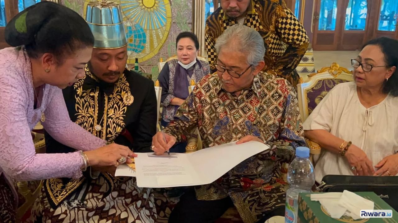 Kolonel Inf KGPH Panembahan Agung Tedjowulan menandatangani sebuah dokumen pasca KGPH Hangabehi merupakan putra tertua PB XIII mendeklarasikan diri sebagai Susuhunan Pakoe Boewono XIV pada 13 November 2025